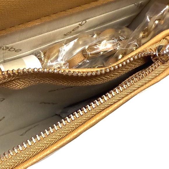 NWT Bebe Gold Chain Natural Tan Women's Crossbody Bag - Picture 4 of 5